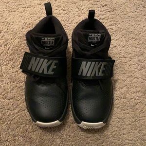 Boys Nike Team Hustle Basketball Shoes Size 2Y